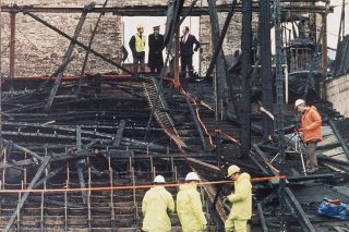 Ερευνες στα αποκαίδια για τα αίτια της φονικής πυρκαγιάς στο στάδιο του Μπράντφορντ στη Βρετανία, τον Μάιο του 1985